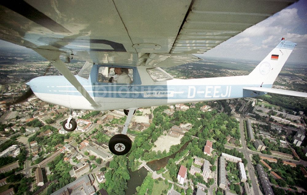 Cottbus aus der Vogelperspektive: Flugzeug Cessna 150 im Fluge über dem Luftraum in Cottbus im Bundesland Brandenburg, Deutschland