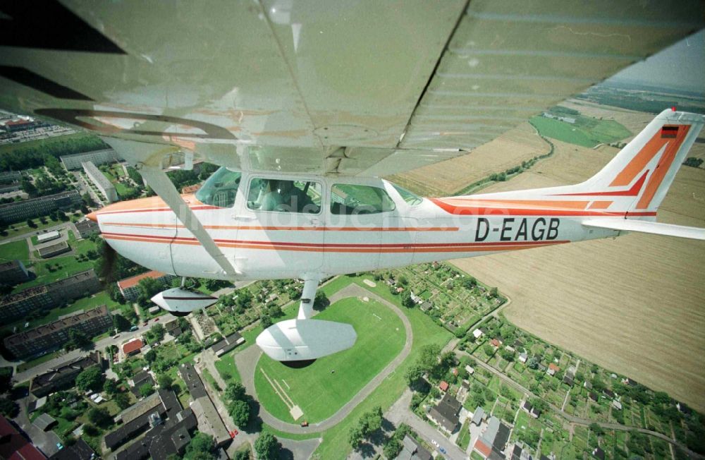 Grimma von oben - Flugzeug Cessna 172 im Fluge über dem Luftraum in Grimma im Bundesland Sachsen, Deutschland