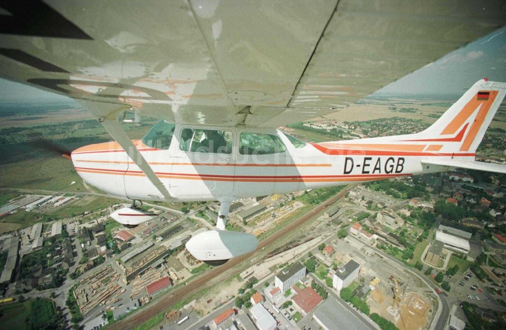 Luftaufnahme Grimma - Flugzeug Cessna 172 im Fluge über dem Luftraum in Grimma im Bundesland Sachsen, Deutschland