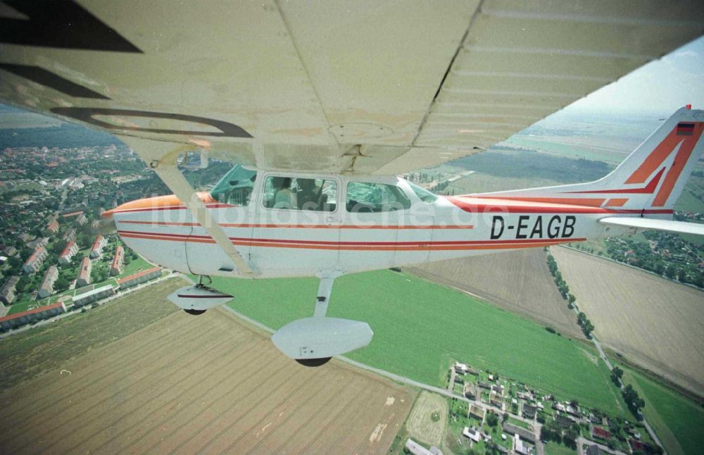 Grimma aus der Vogelperspektive: Flugzeug Cessna 172 im Fluge über dem Luftraum in Grimma im Bundesland Sachsen, Deutschland