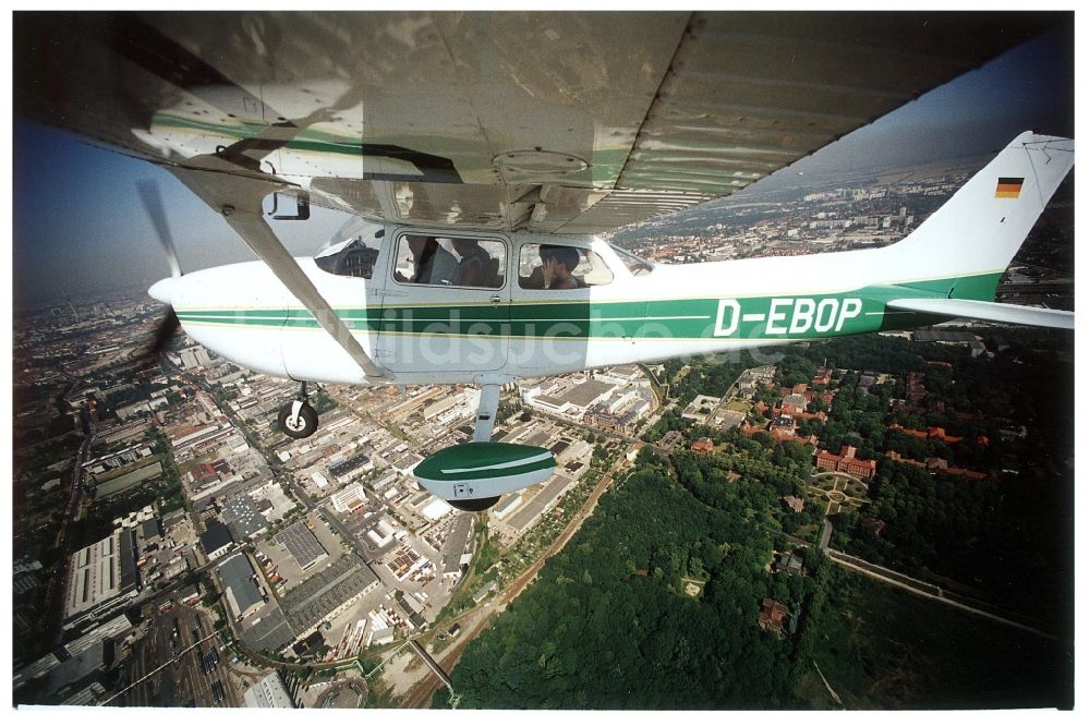 Luftaufnahme Berlin - Flugzeug Cessna 172 im Fluge über dem Luftraum im Ortsteil Lichtenberg in Berlin, Deutschland