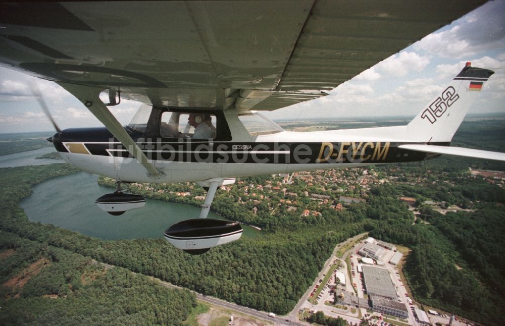 Luftbild Strausberg - Flugzeug Cessna 152 im Fluge über dem Luftraum in Strausberg im Bundesland Brandenburg, Deutschland