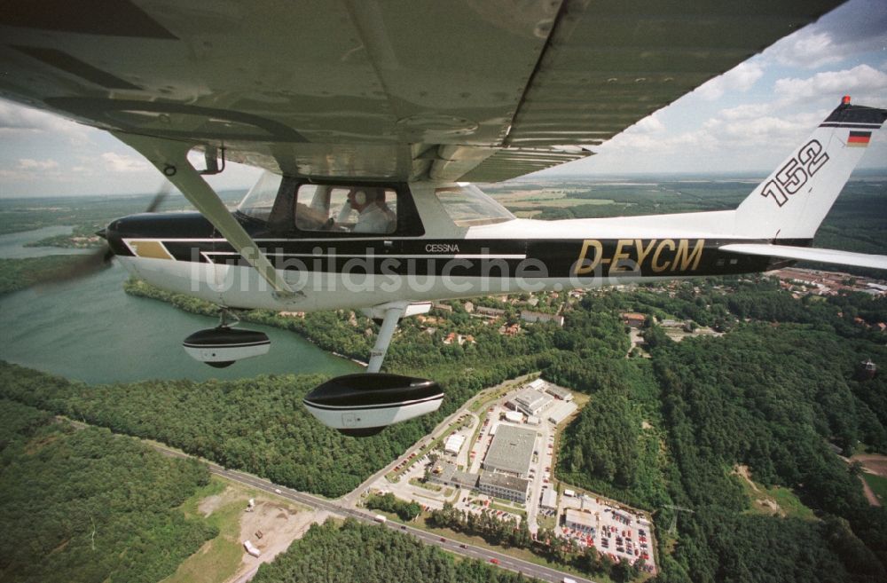 Luftaufnahme Strausberg - Flugzeug Cessna 152 im Fluge über dem Luftraum in Strausberg im Bundesland Brandenburg, Deutschland