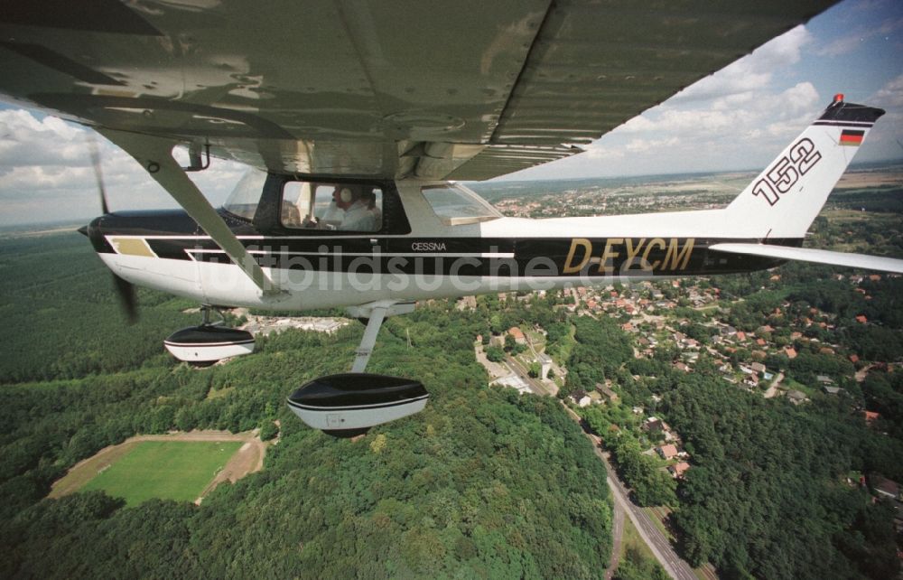 Strausberg von oben - Flugzeug Cessna 152 im Fluge über dem Luftraum in Strausberg im Bundesland Brandenburg, Deutschland