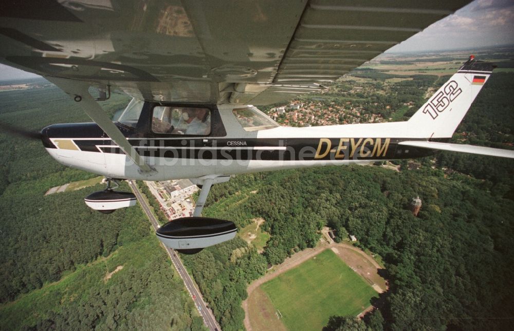 Strausberg aus der Vogelperspektive: Flugzeug Cessna 152 im Fluge über dem Luftraum in Strausberg im Bundesland Brandenburg, Deutschland