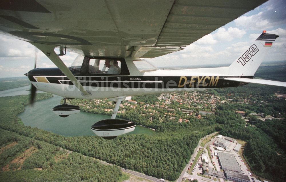 Luftbild Strausberg - Flugzeug Cessna 152 im Fluge über dem Luftraum in Strausberg im Bundesland Brandenburg, Deutschland