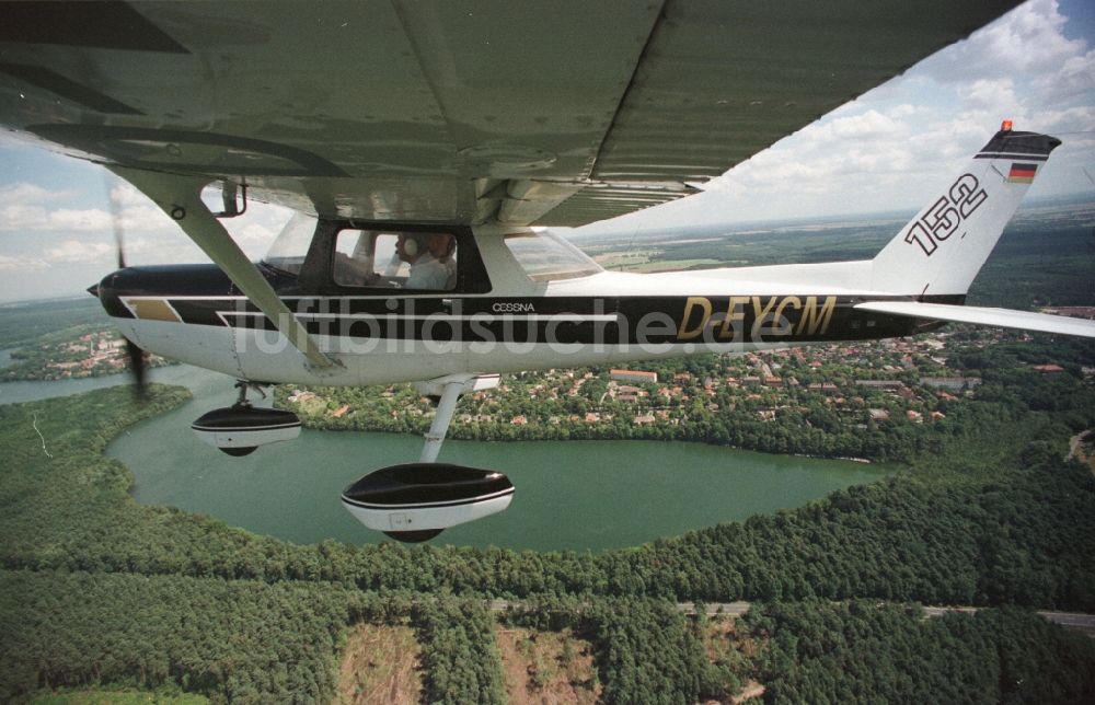 Luftaufnahme Strausberg - Flugzeug Cessna 152 im Fluge über dem Luftraum in Strausberg im Bundesland Brandenburg, Deutschland