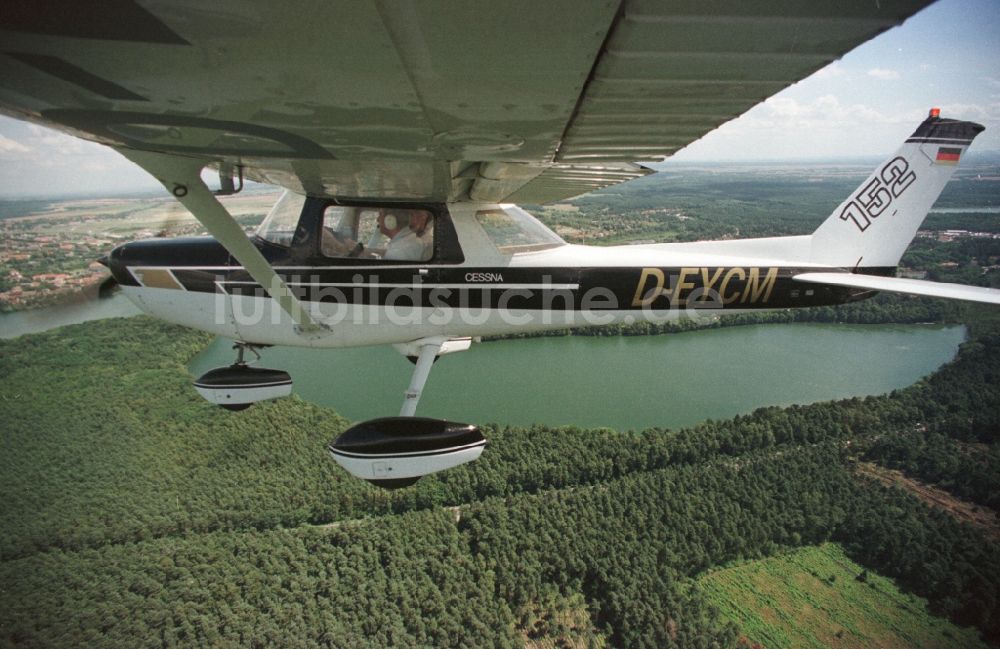 Strausberg von oben - Flugzeug Cessna 152 im Fluge über dem Luftraum in Strausberg im Bundesland Brandenburg, Deutschland