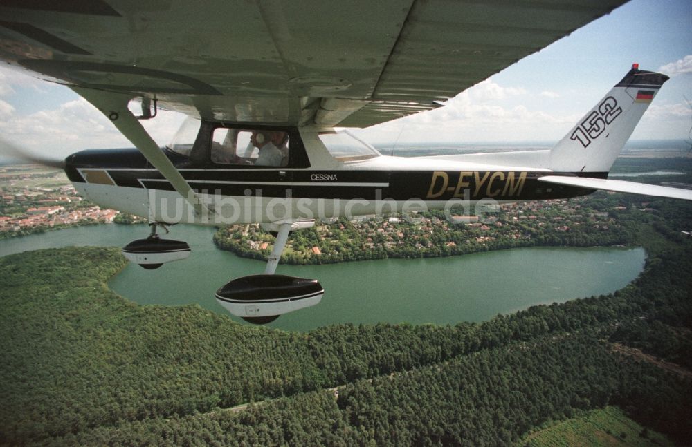 Strausberg aus der Vogelperspektive: Flugzeug Cessna 152 im Fluge über dem Luftraum in Strausberg im Bundesland Brandenburg, Deutschland