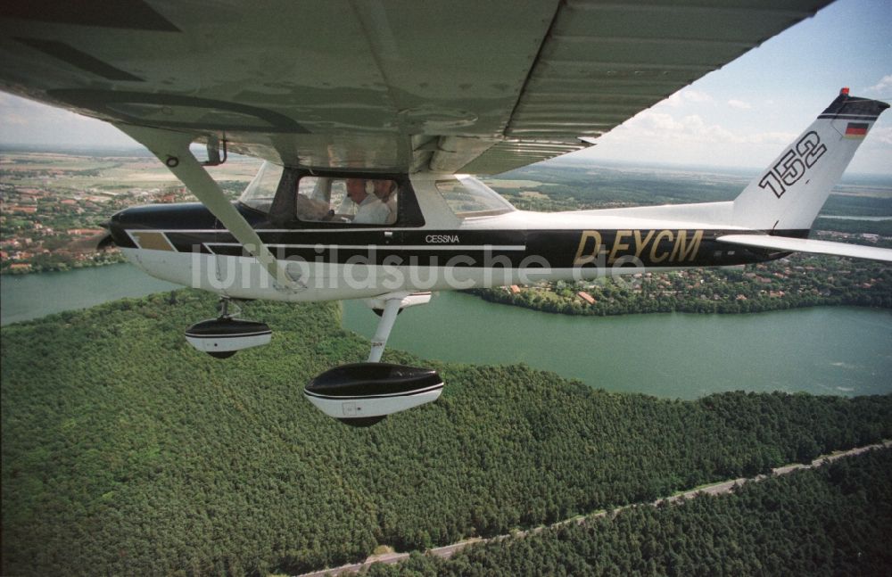 Luftbild Strausberg - Flugzeug Cessna 152 im Fluge über dem Luftraum in Strausberg im Bundesland Brandenburg, Deutschland