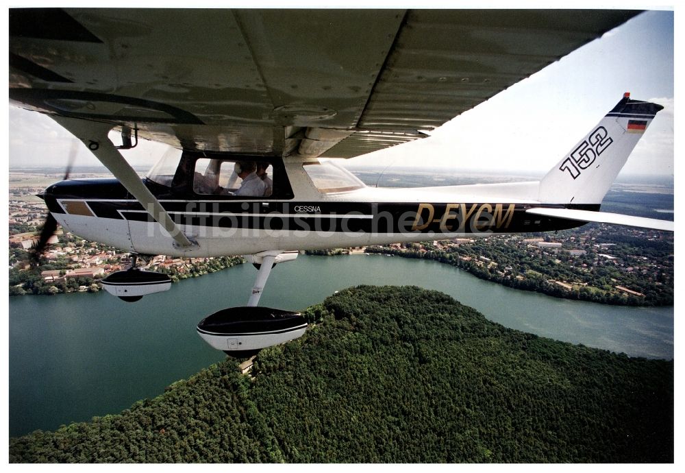 Luftaufnahme Strausberg - Flugzeug Cessna 152 im Fluge über dem Luftraum in Strausberg im Bundesland Brandenburg, Deutschland