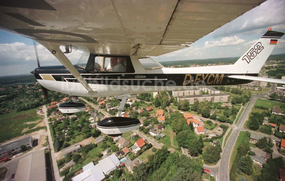 Strausberg von oben - Flugzeug Cessna 152 im Fluge über dem Luftraum in Strausberg im Bundesland Brandenburg, Deutschland