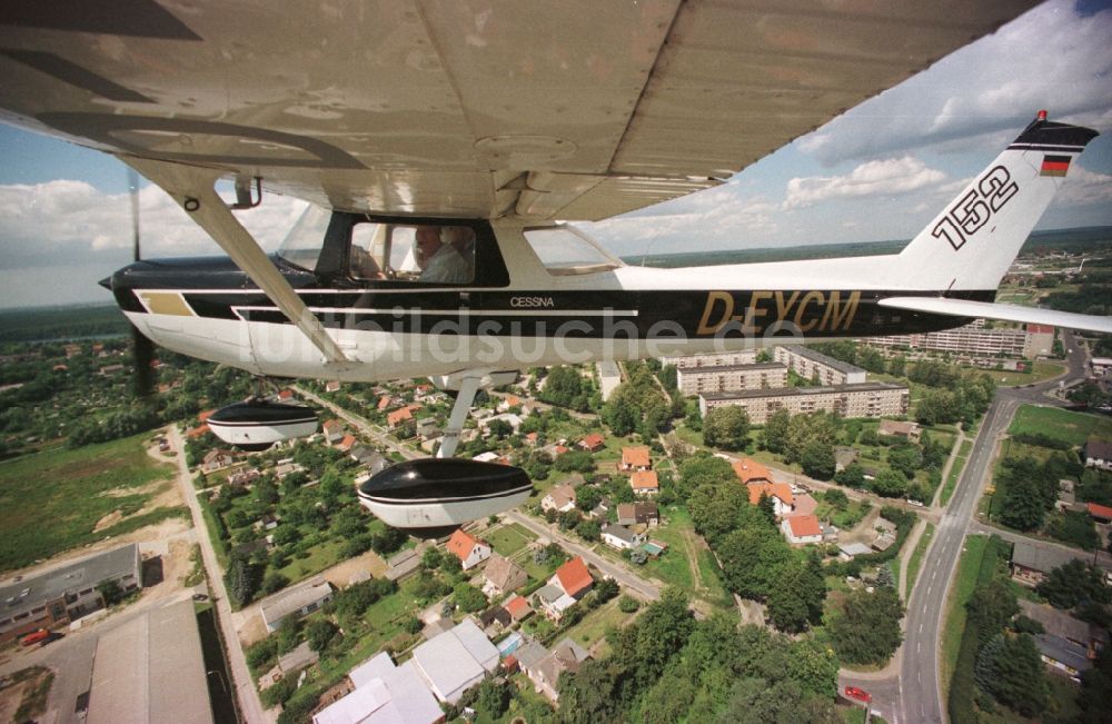 Strausberg von oben - Flugzeug Cessna 152 im Fluge über dem Luftraum in Strausberg im Bundesland Brandenburg, Deutschland