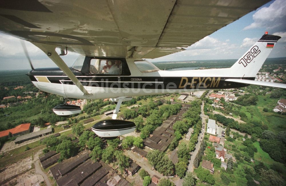 Strausberg aus der Vogelperspektive: Flugzeug Cessna 152 im Fluge über dem Luftraum in Strausberg im Bundesland Brandenburg, Deutschland