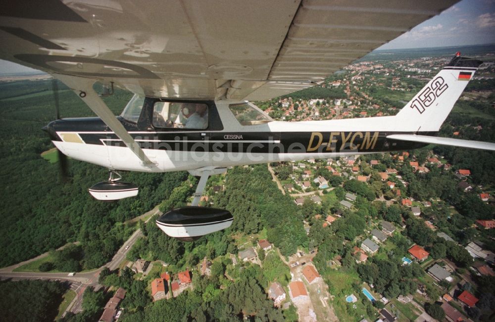 Luftbild Strausberg - Flugzeug Cessna 152 im Fluge über dem Luftraum in Strausberg im Bundesland Brandenburg, Deutschland