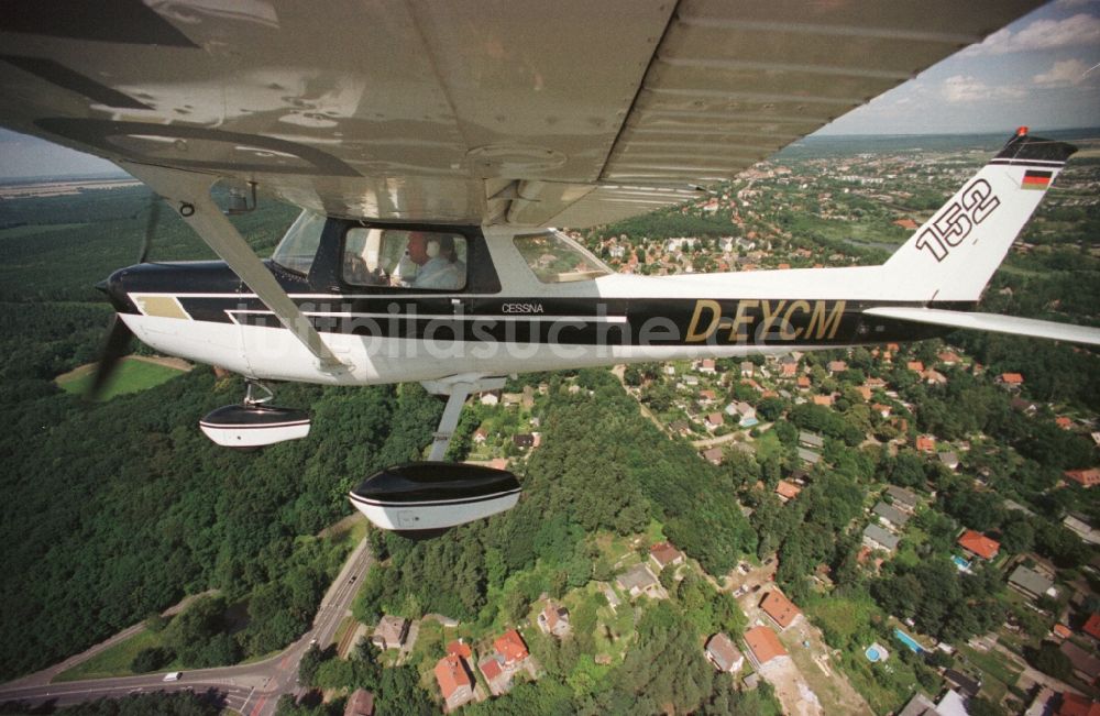 Luftaufnahme Strausberg - Flugzeug Cessna 152 im Fluge über dem Luftraum in Strausberg im Bundesland Brandenburg, Deutschland