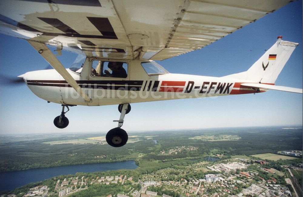 Luftbild Strausberg - Flugzeug Cessna 150 im Fluge über dem Luftraum in Strausberg im Bundesland Brandenburg, Deutschland