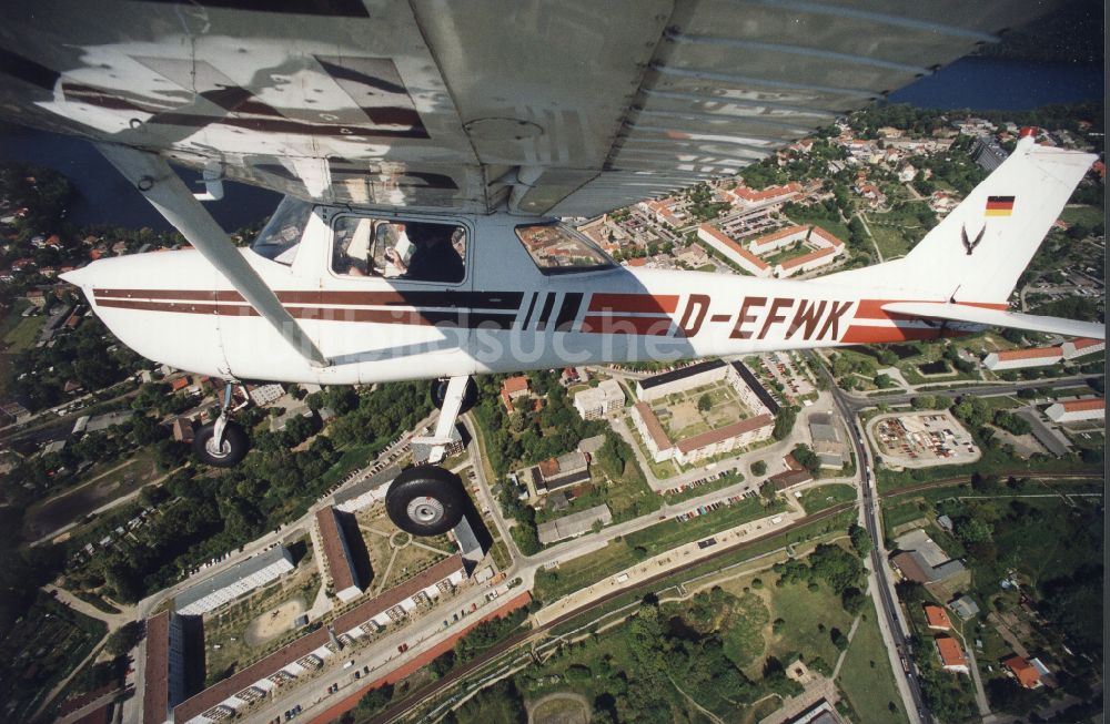 Luftaufnahme Strausberg - Flugzeug Cessna 150 im Fluge über dem Luftraum in Strausberg im Bundesland Brandenburg, Deutschland