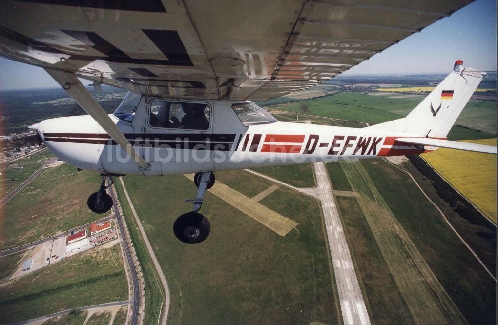 Strausberg von oben - Flugzeug Cessna 150 im Fluge über dem Luftraum in Strausberg im Bundesland Brandenburg, Deutschland