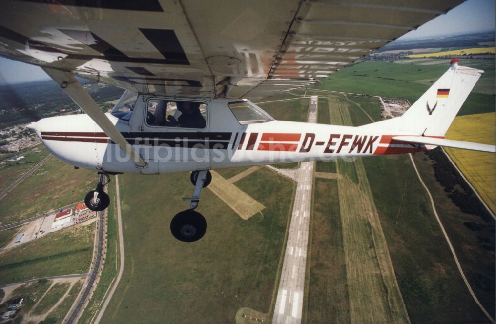 Strausberg aus der Vogelperspektive: Flugzeug Cessna 150 im Fluge über dem Luftraum in Strausberg im Bundesland Brandenburg, Deutschland