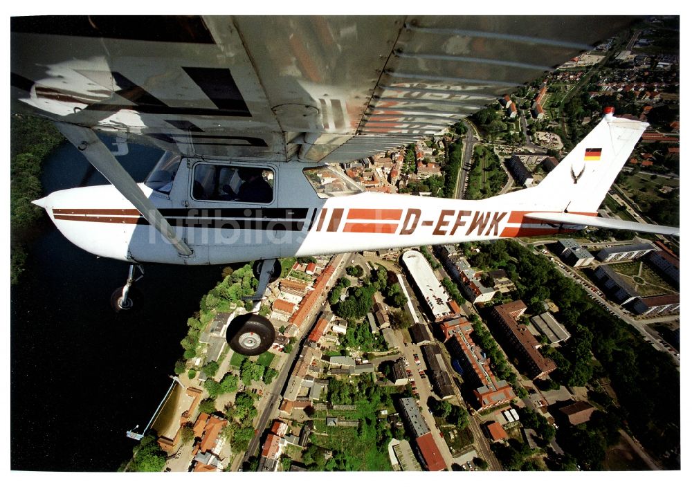 Luftbild Strausberg - Flugzeug Cessna 150 im Fluge über dem Luftraum in Strausberg im Bundesland Brandenburg, Deutschland