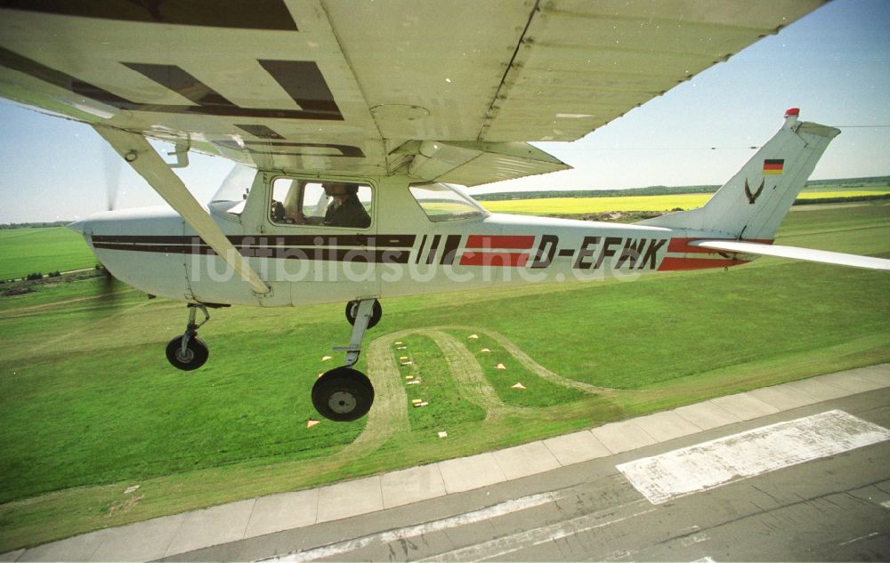 Luftaufnahme Strausberg - Flugzeug Cessna 150 im Fluge über dem Luftraum in Strausberg im Bundesland Brandenburg, Deutschland