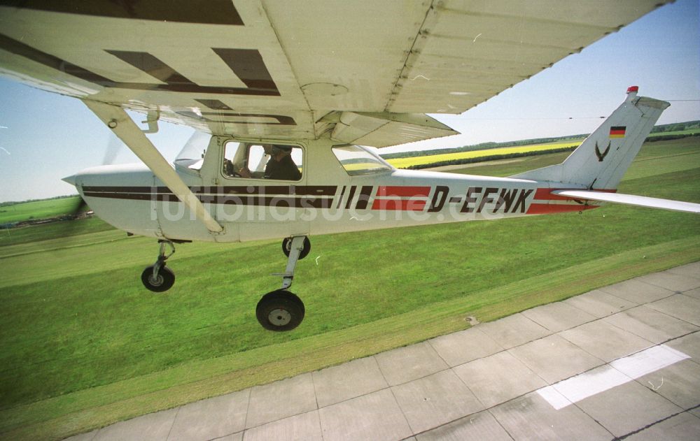 Strausberg von oben - Flugzeug Cessna 150 im Fluge über dem Luftraum in Strausberg im Bundesland Brandenburg, Deutschland