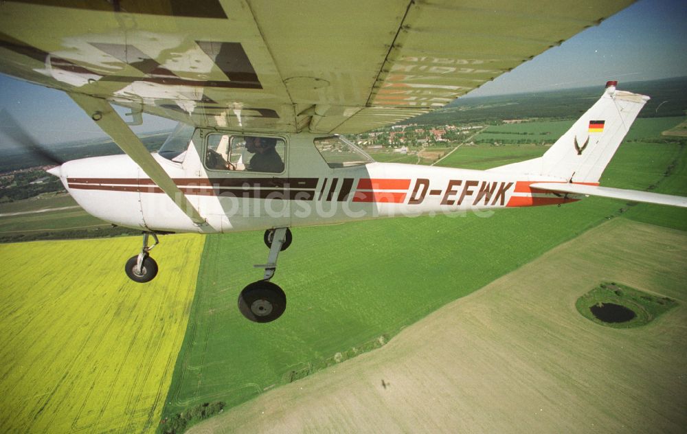 Strausberg aus der Vogelperspektive: Flugzeug Cessna 150 im Fluge über dem Luftraum in Strausberg im Bundesland Brandenburg, Deutschland