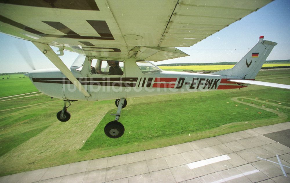 Luftbild Strausberg - Flugzeug Cessna 150 im Fluge über dem Luftraum in Strausberg im Bundesland Brandenburg, Deutschland