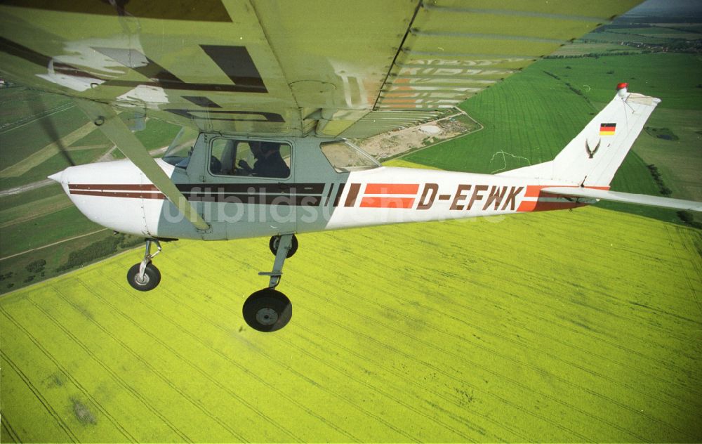 Luftaufnahme Strausberg - Flugzeug Cessna 150 im Fluge über dem Luftraum in Strausberg im Bundesland Brandenburg, Deutschland