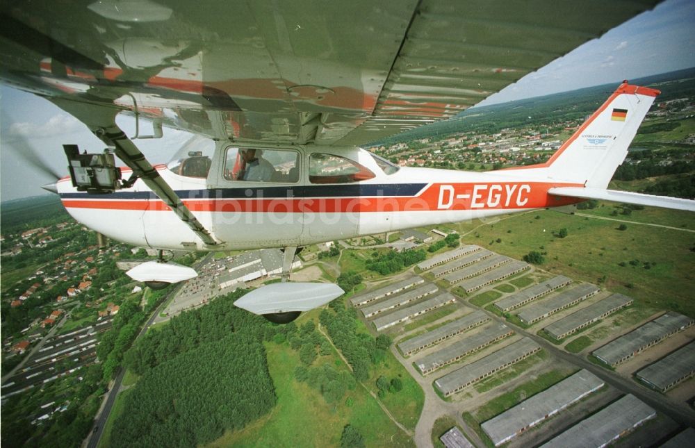 Luftaufnahme Strausberg - Flugzeug Cessna 172 H im Fluge über dem Luftraum in Strausberg im Bundesland Brandenburg, Deutschland