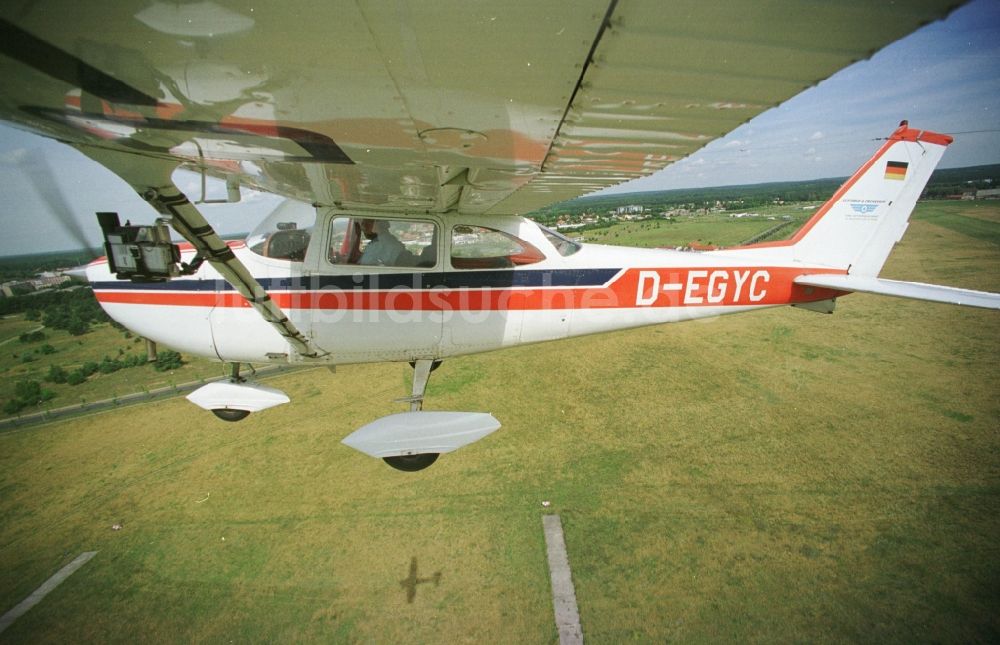 Strausberg von oben - Flugzeug Cessna 172 H im Fluge über dem Luftraum in Strausberg im Bundesland Brandenburg, Deutschland