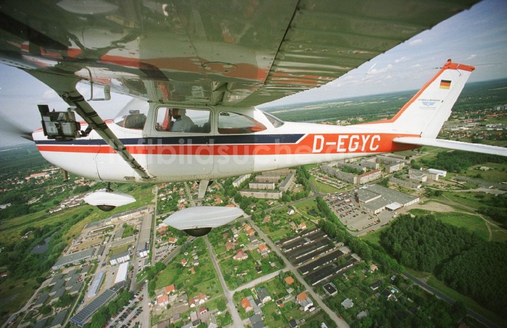 Strausberg aus der Vogelperspektive: Flugzeug Cessna 172 H im Fluge über dem Luftraum in Strausberg im Bundesland Brandenburg, Deutschland