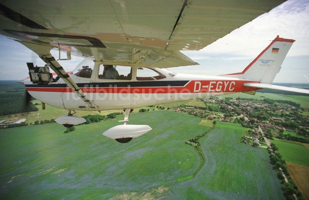 Luftaufnahme Strausberg - Flugzeug Cessna 172 H im Fluge über dem Luftraum in Strausberg im Bundesland Brandenburg, Deutschland