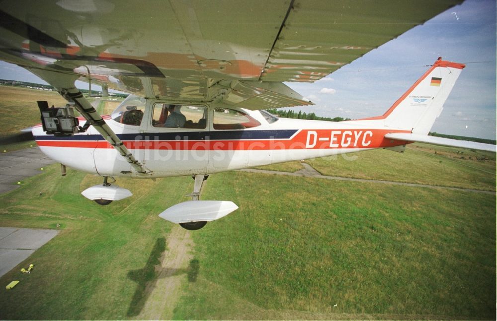 Strausberg von oben - Flugzeug Cessna 172 H im Fluge über dem Luftraum in Strausberg im Bundesland Brandenburg, Deutschland