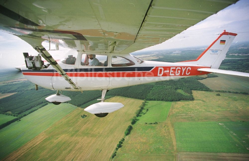 Strausberg aus der Vogelperspektive: Flugzeug Cessna 172 H im Fluge über dem Luftraum in Strausberg im Bundesland Brandenburg, Deutschland