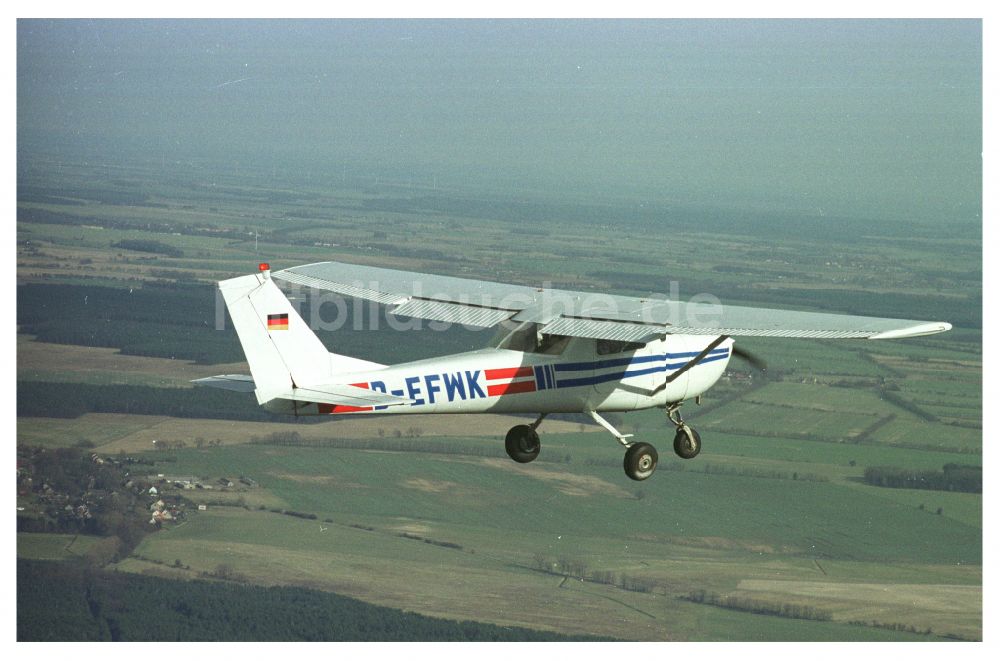 Strausberg aus der Vogelperspektive: Flugzeug Cessna 150 im Fluge über dem Luftraum in Strausberg im Bundesland Brandenburg, Deutschland