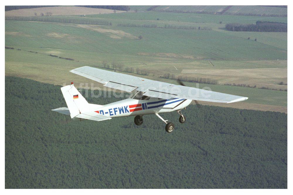 Luftaufnahme Strausberg - Flugzeug Cessna 150 im Fluge über dem Luftraum in Strausberg im Bundesland Brandenburg, Deutschland