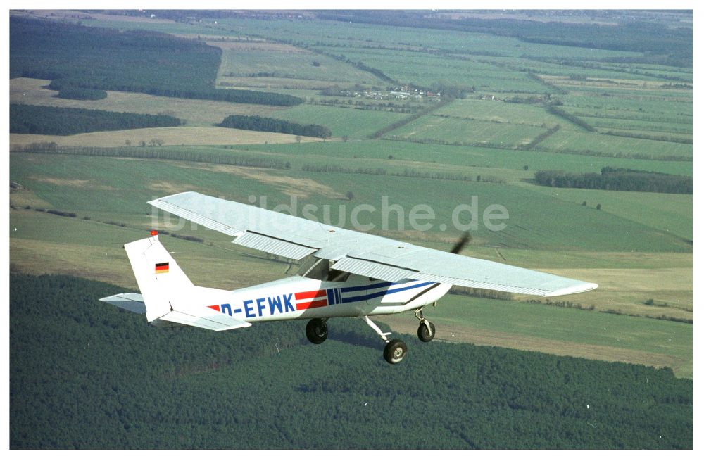 Strausberg aus der Vogelperspektive: Flugzeug Cessna 150 im Fluge über dem Luftraum in Strausberg im Bundesland Brandenburg, Deutschland