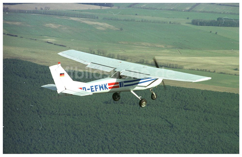 Luftaufnahme Strausberg - Flugzeug Cessna 150 im Fluge über dem Luftraum in Strausberg im Bundesland Brandenburg, Deutschland