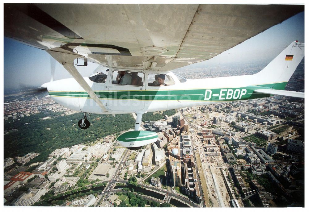 Berlin aus der Vogelperspektive: Flugzeug Cessna 172 mit der Kennung D-EBOB im Fluge über dem Luftraum in Berlin, Deutschland