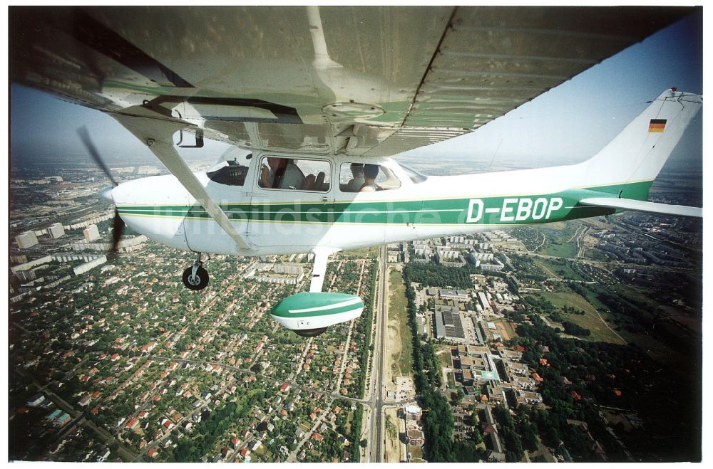 Luftbild Berlin - Flugzeug Cessna 172 mit der Kennung D-EBOB im Fluge über dem Luftraum in Berlin, Deutschland