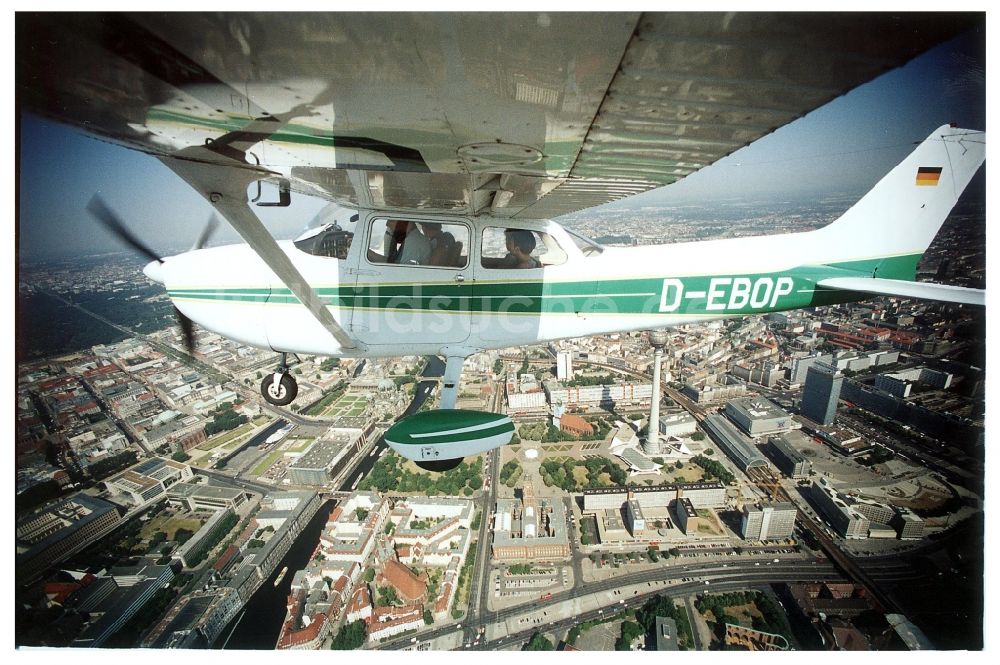 Luftbild Berlin - Flugzeug Cessna 172 mit der Kennung D-EBOB im Fluge über dem Luftraum im Ortsteil Mitte in Berlin, Deutschland