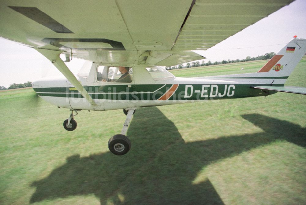 Luftbild Paulinenaue - Flugzeug Cessna 150 mit der Kennung D-EDJG im Fluge über dem Luftraum in Paulinenaue im Bundesland Brandenburg, Deutschland