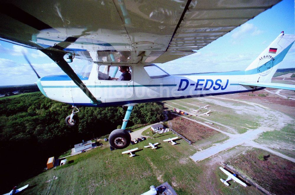 Luftaufnahme Saarmund - Flugzeug Cessna 152 mit der Kennung D-EDSJ im Fluge über dem Luftraum in Saarmund im Bundesland Brandenburg, Deutschland