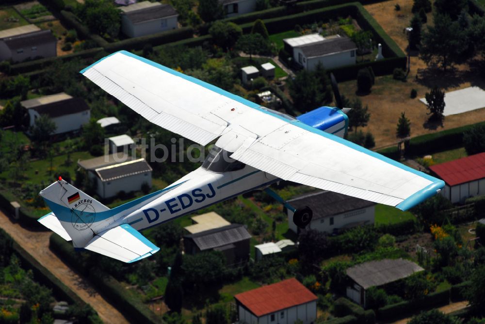 Luftbild Strausberg - Flugzeug Cessna 152 mit der Kennung D-EDSJ im Fluge über dem Luftraum in Strausberg im Bundesland Brandenburg, Deutschland