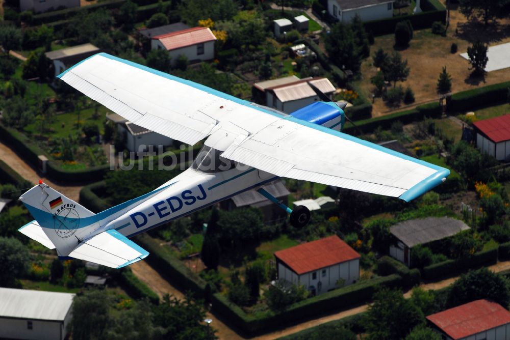 Luftaufnahme Strausberg - Flugzeug Cessna 152 mit der Kennung D-EDSJ im Fluge über dem Luftraum in Strausberg im Bundesland Brandenburg, Deutschland