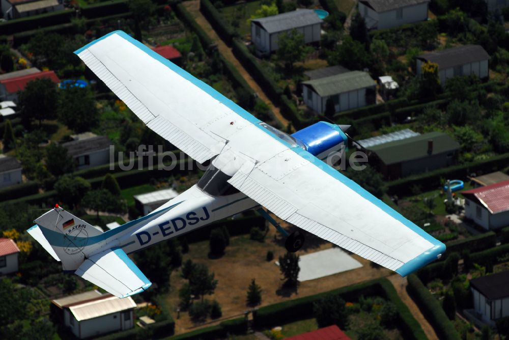 Strausberg aus der Vogelperspektive: Flugzeug Cessna 152 mit der Kennung D-EDSJ im Fluge über dem Luftraum in Strausberg im Bundesland Brandenburg, Deutschland