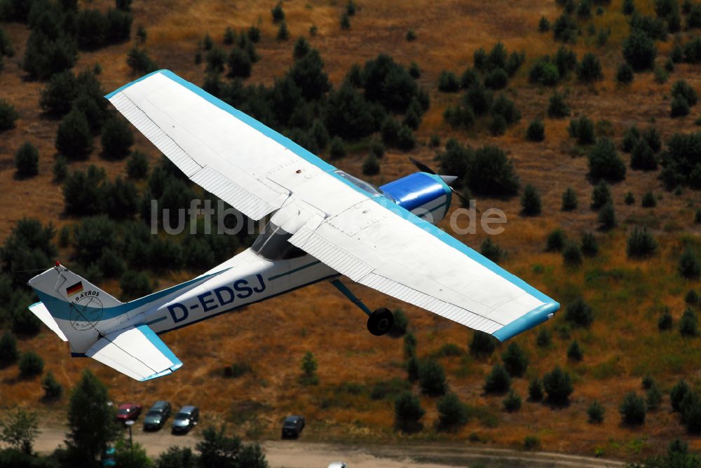 Luftbild Strausberg - Flugzeug Cessna 152 mit der Kennung D-EDSJ im Fluge über dem Luftraum in Strausberg im Bundesland Brandenburg, Deutschland