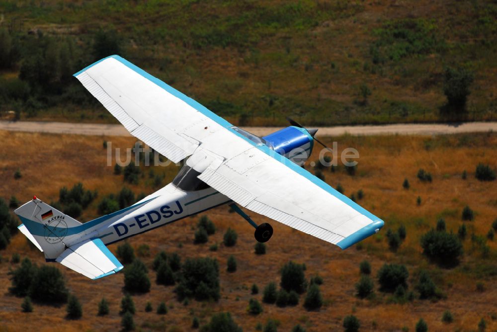 Luftaufnahme Strausberg - Flugzeug Cessna 152 mit der Kennung D-EDSJ im Fluge über dem Luftraum in Strausberg im Bundesland Brandenburg, Deutschland